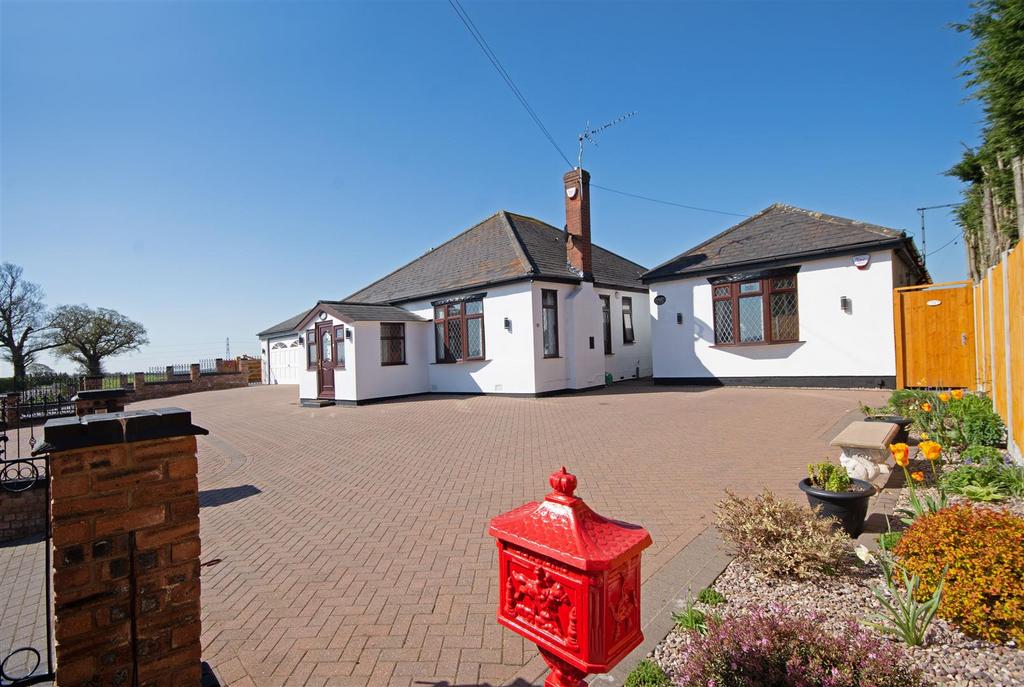 Wiggins Hill Road, Wishaw, Sutton Coldfield 3 bed detached bungalow for