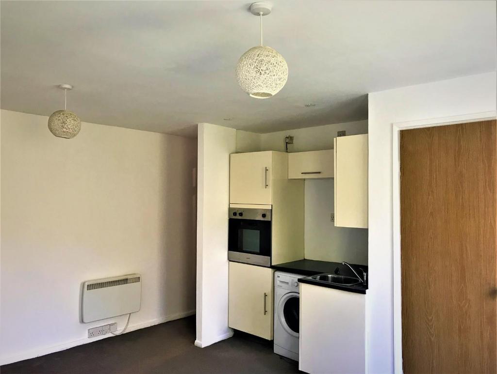 Woodstock Crescent, Hockley 1 bed flat £750 pcm (£173 pw)