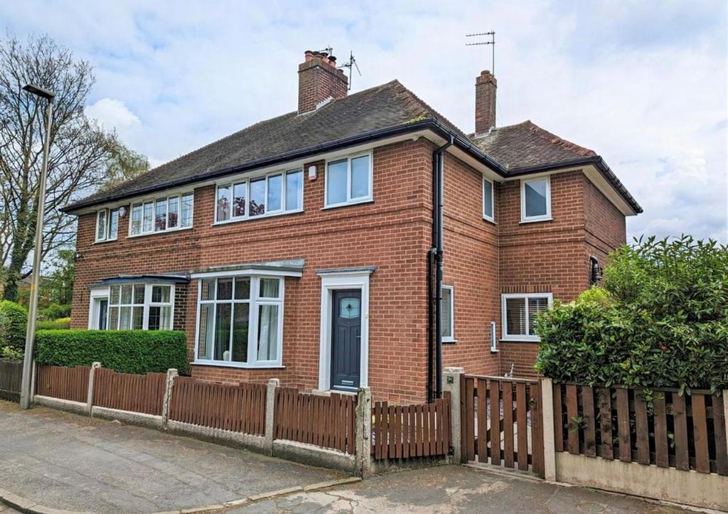 Pennington Gardens, Leigh 3 bed semidetached house for sale £375,000