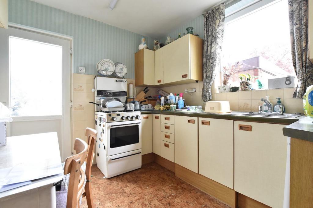 Arle Drive, Cheltenham 3 bed semidetached house £250,000