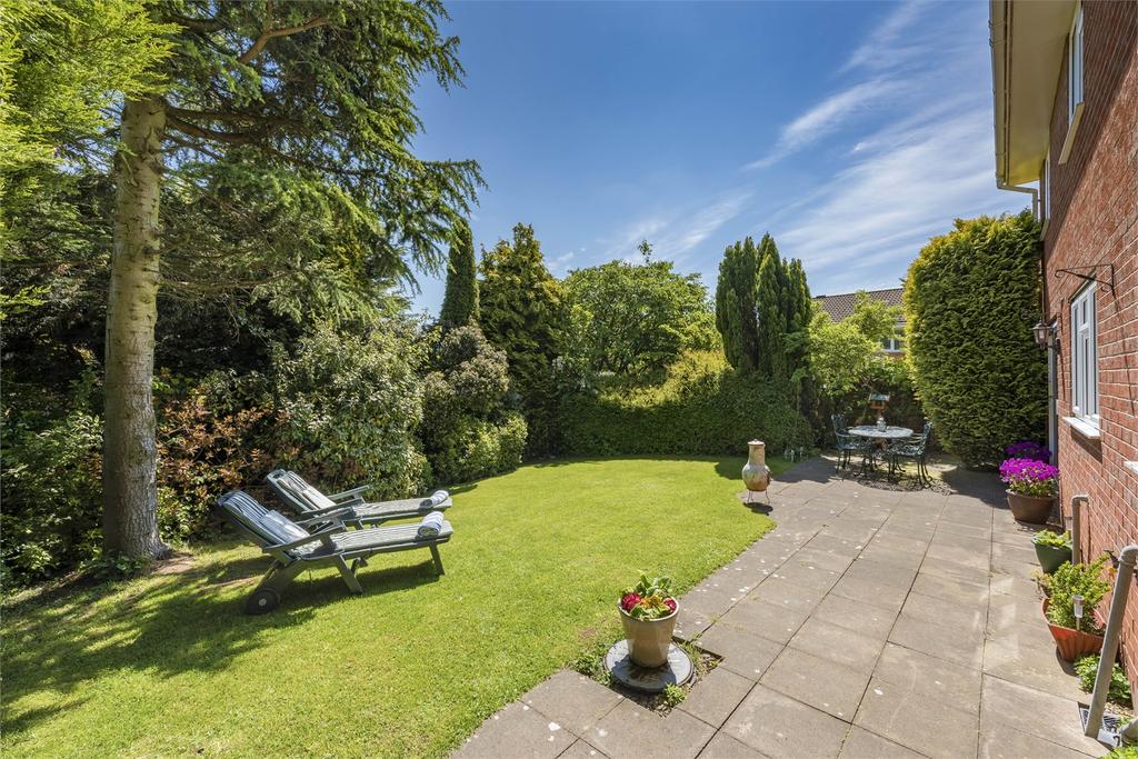 Essex Chase, Priorslee, Telford, Shropshire, TF2 5 bed detached house