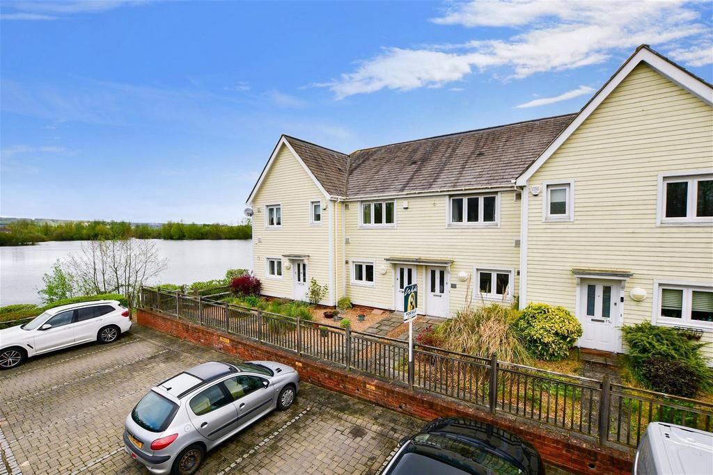 New Hythe Lane, Larkfield, Kent 2 bed terraced house for sale £300,000