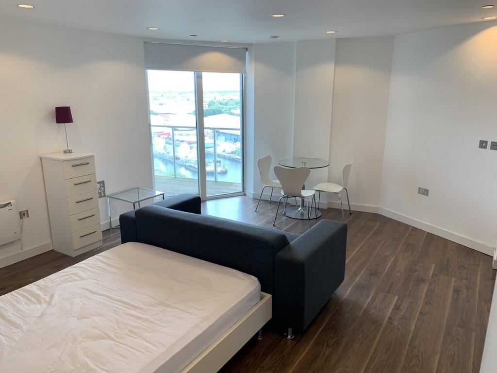 The Heart Media City UK Salford Quays... Studio £800 pcm (£185 pw)