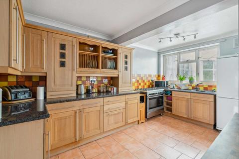 27 Palmer Avenue, Bushey, WD23 3NB