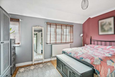 27 Palmer Avenue, Bushey, WD23 3NB