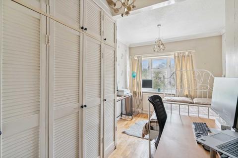 27 Palmer Avenue, Bushey, WD23 3NB