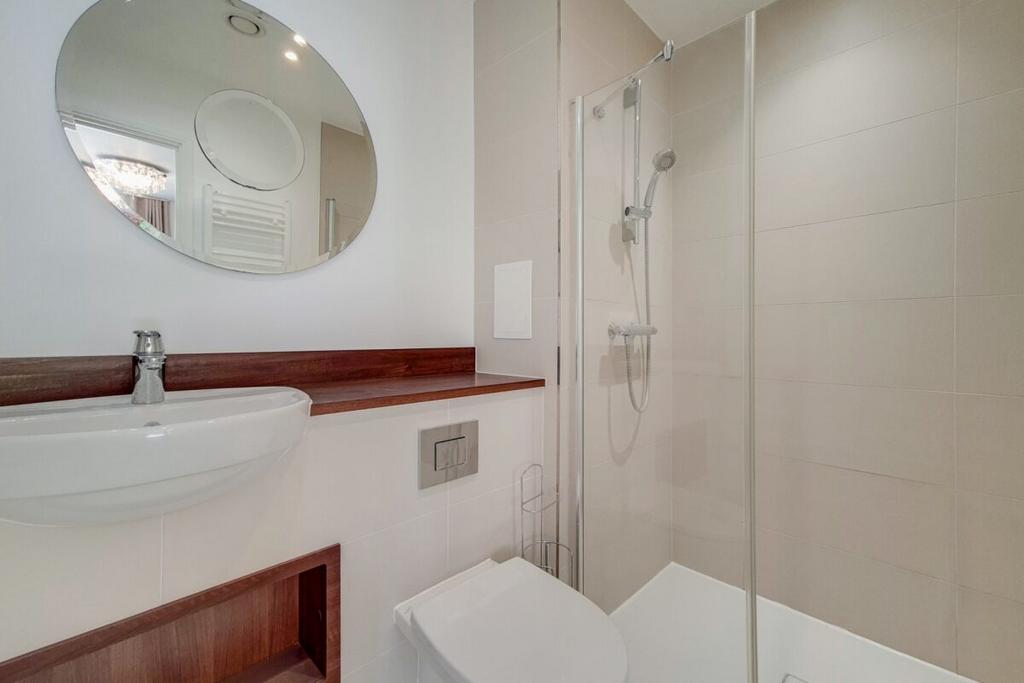 10 Main Ensuite-0