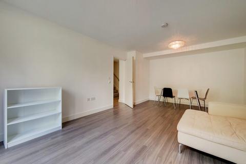 3 bedroom flat to rent - Pell Street London SE8