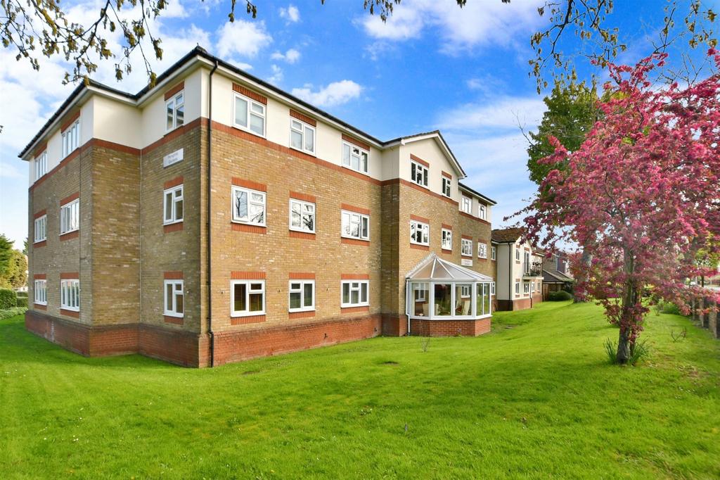 Peregrine Gardens, Shirley, Croydon, Surrey 2 bed ground floor flat for