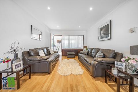 101 Whitchurch Gardens, Edgware, HA8 6PG