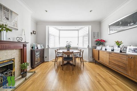 101 Whitchurch Gardens, Edgware, HA8 6PG