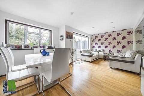 101 Whitchurch Gardens, Edgware, HA8 6PG