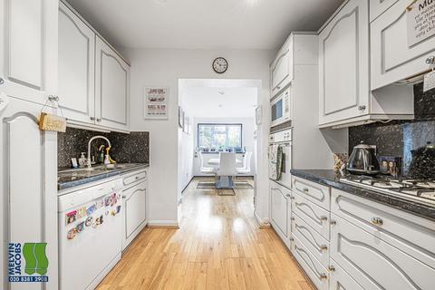 101 Whitchurch Gardens, Edgware, HA8 6PG