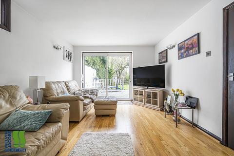 101 Whitchurch Gardens, Edgware, HA8 6PG
