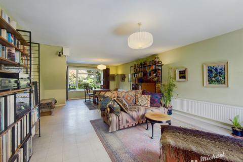 3 Brompton Close, Aylesbury, HP19 9JY