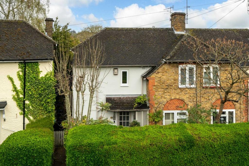 Blackwell Road, Kings Langley 4 bed semidetached house £700,000