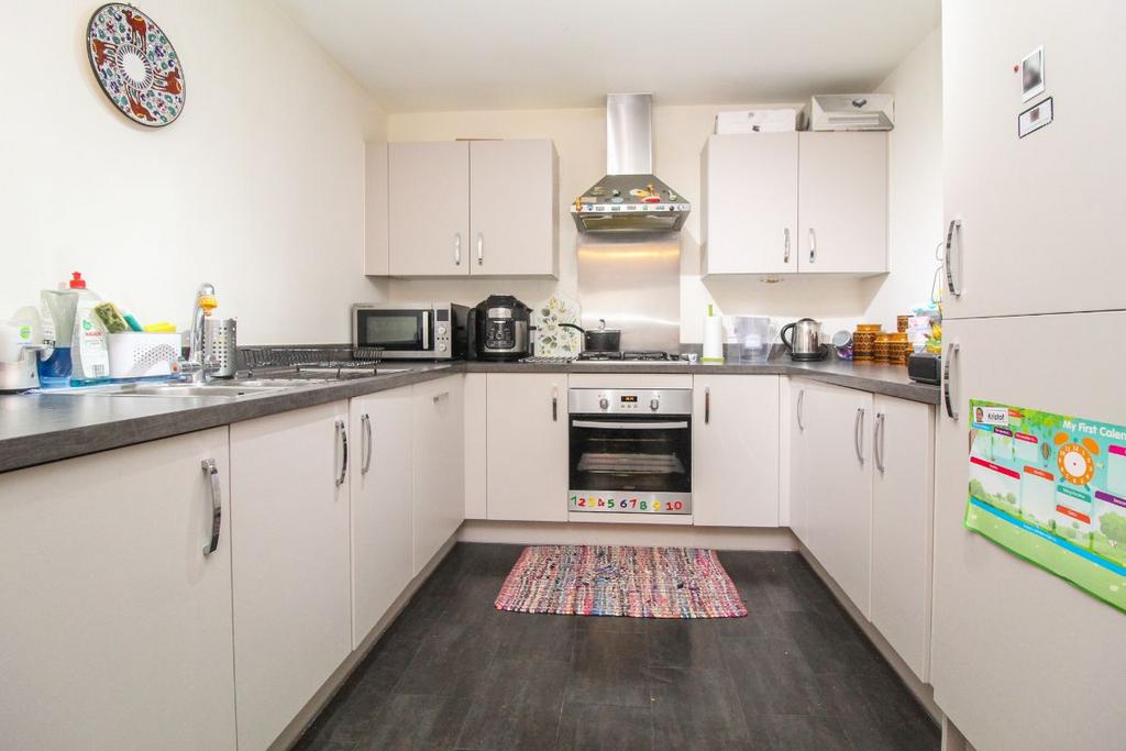 Seaforth Gardens, Bedford 3 bed semidetached house £325,000