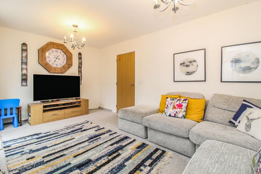Seaforth Gardens, Bedford 3 bed semidetached house £325,000