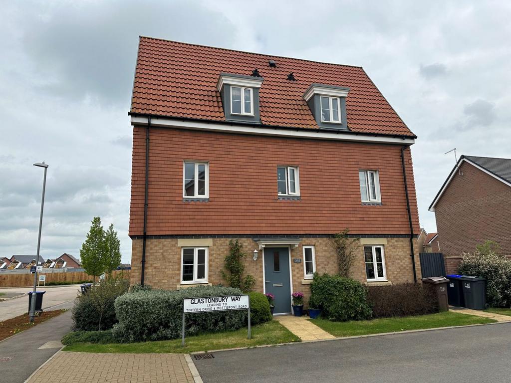 Glastonbury Way, Monksmoor, Daventry... 4 bed semidetached house £