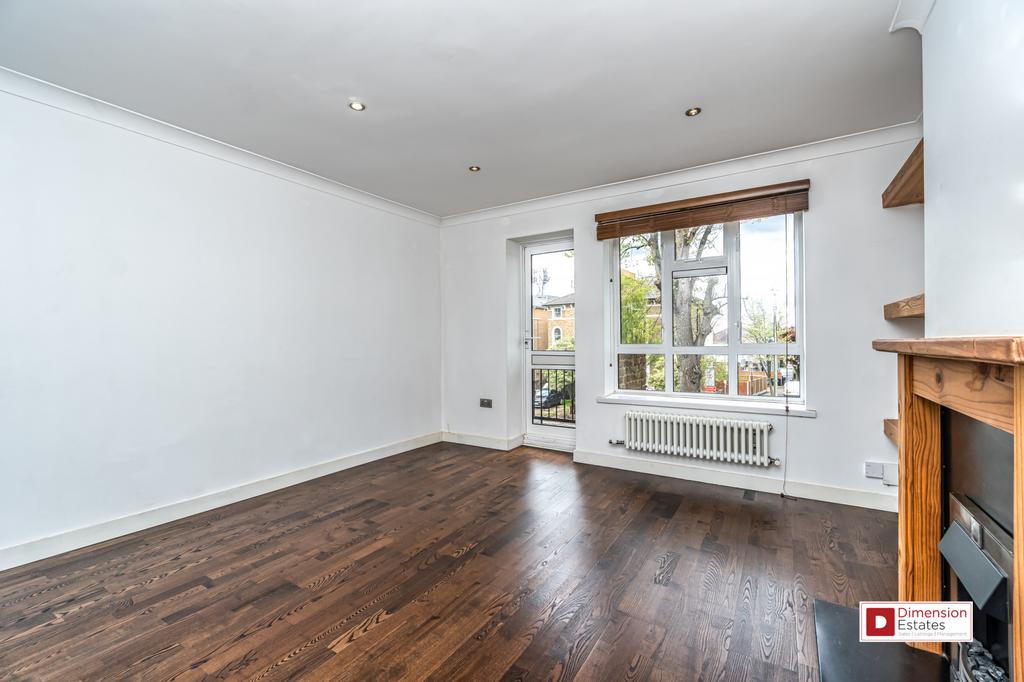 New Wanstead, East london, E11 3 bed flat £2,100 pcm (£485 pw)