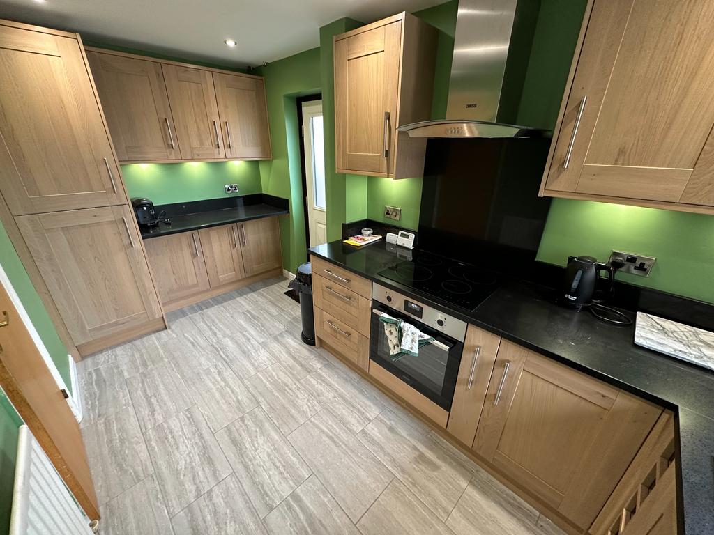 Guinevere Avenue, Stretton, BurtononTrent, DE13 3 bed detached house