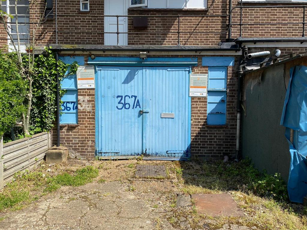 Rayners Lane, Pinner HA5 Garage to rent £700 pcm (£162 pw)