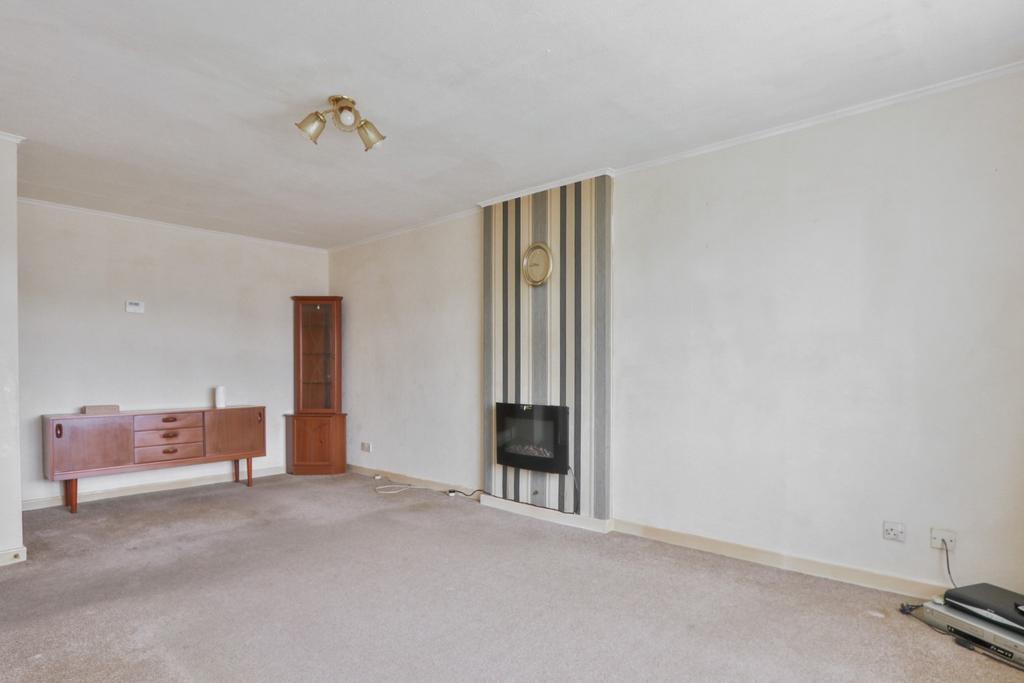 Downfield Avenue, Hull, HU6 7XF 2 bed semidetached bungalow £155,000