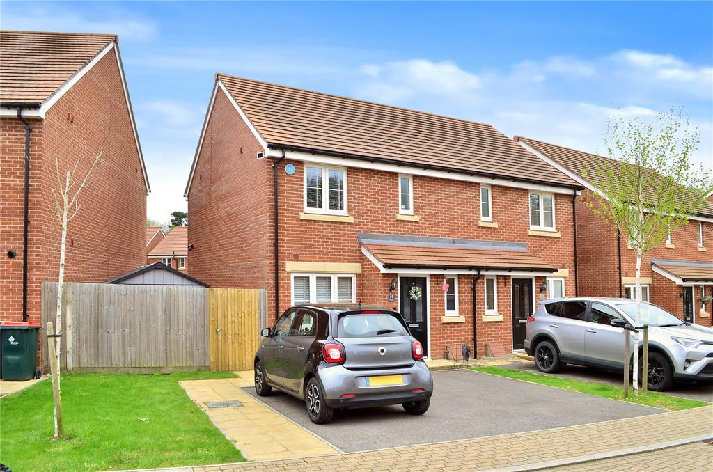 Wood, Crawley, West Sussex, RH10 2 bed semidetached house for