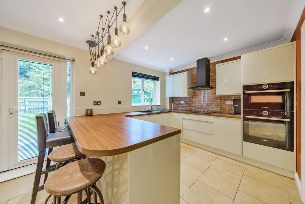 Starlings Drive, Tilehurst, RG31 4 bed detached house £600,000