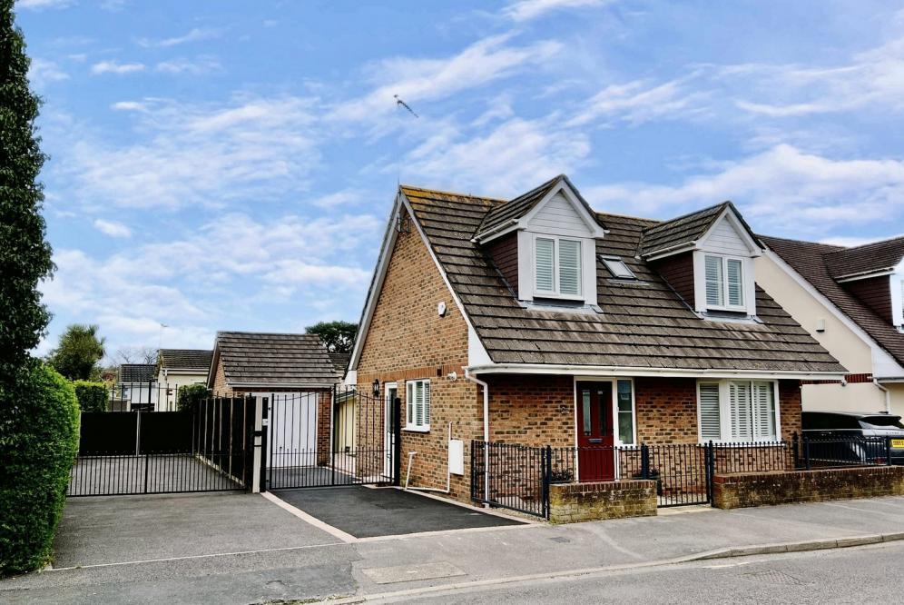 Seymour Road, Ringwood, BH24 1SG 2 bed detached house for sale £450,000