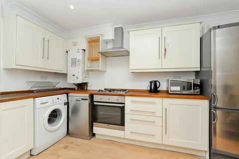 3 bedroom flat to rent, Dunsmure Road, Stoke Newington