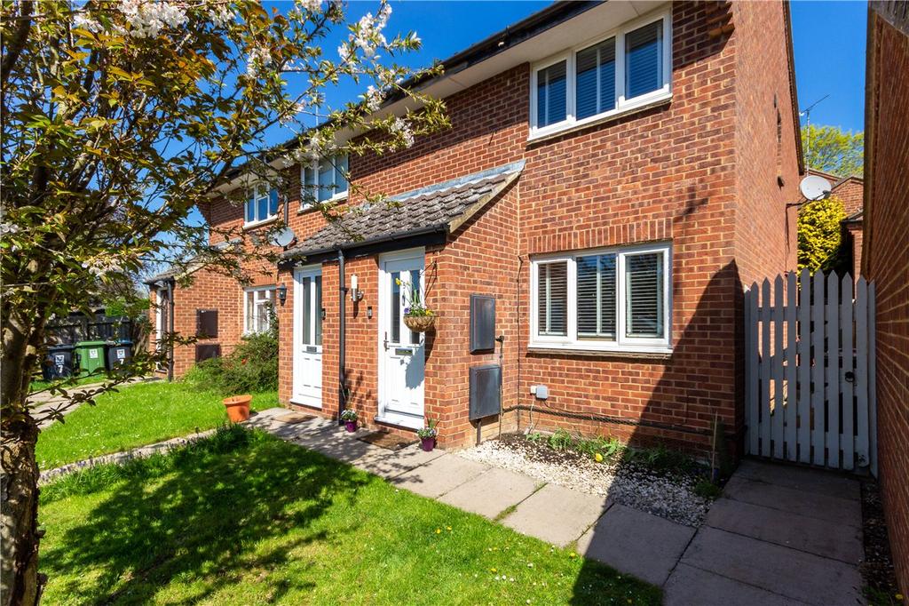 Becks Close, Markyate, St. Albans, Hertfordshire 2 bed end of terrace