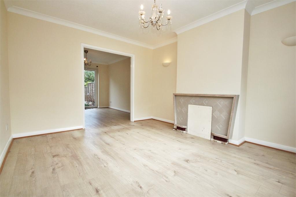 Ferndale Crescent, Uxbridge... 3 bed semidetached house £1,700 pcm