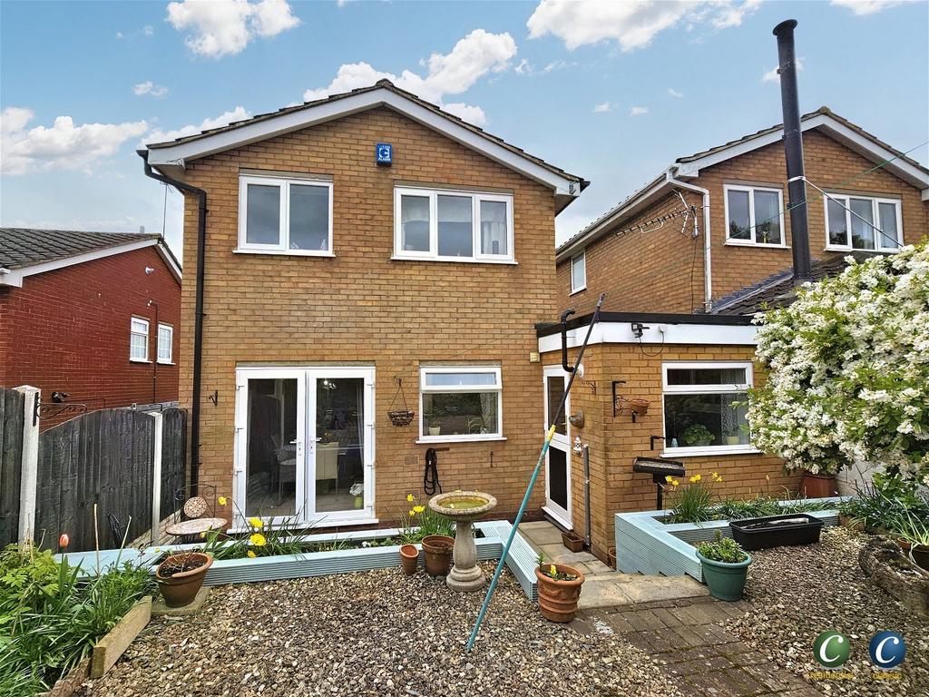 Waverley Gardens, Etchinghill, Rugeley, WS15 2YE 3 bed detached house
