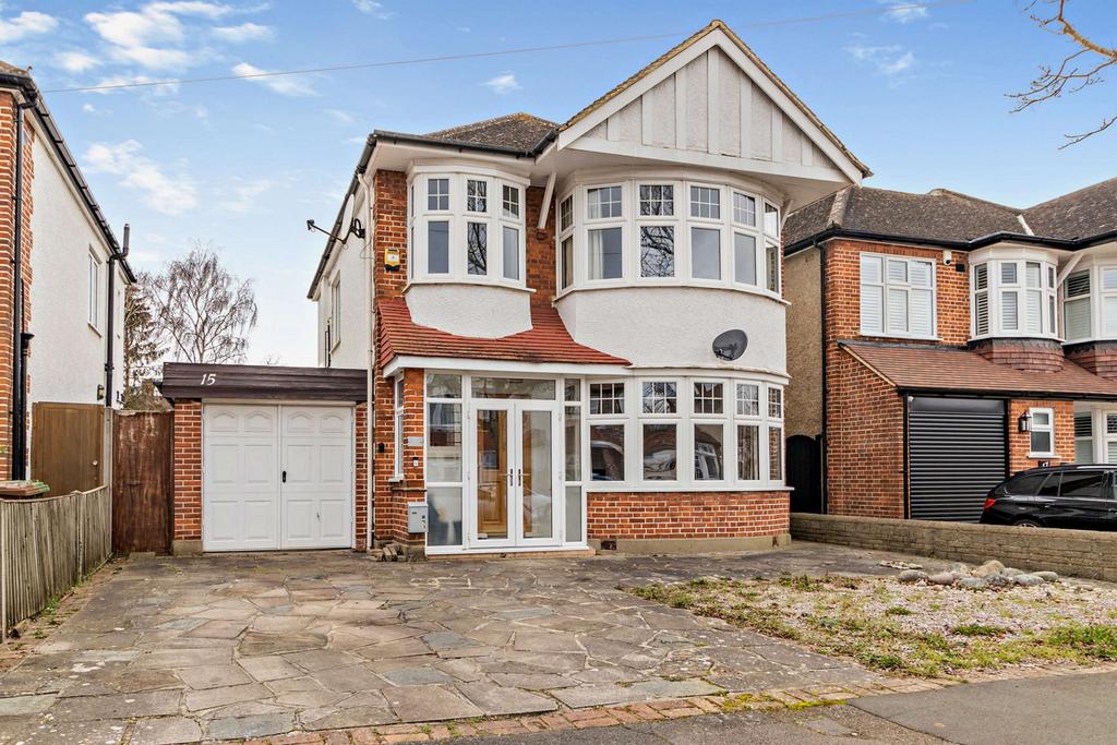 College Drive, Ruislip, HA4 3 bed detached house for sale £965,000