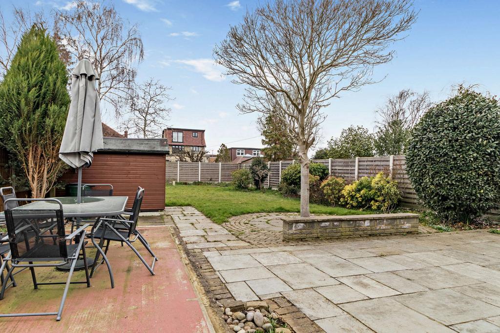 College Drive, Ruislip, HA4 3 bed detached house for sale £965,000