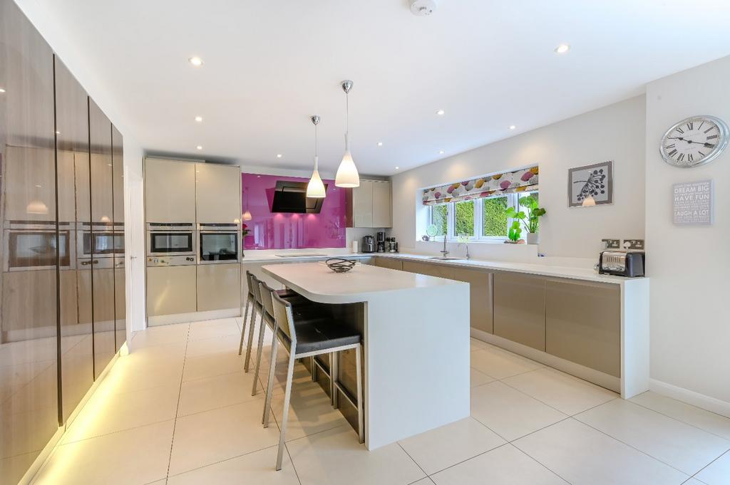 Burywick, Harpenden, Hertfordshire 5 bed detached house £1,895,000
