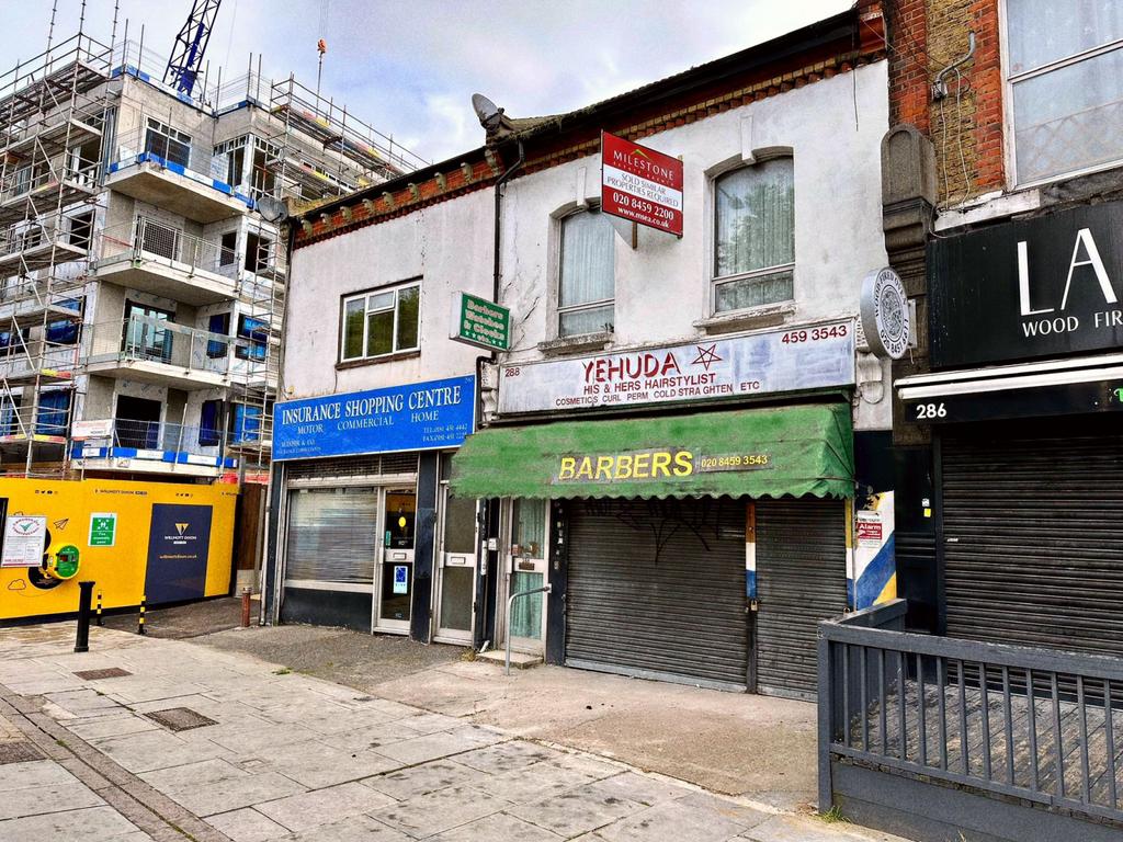 Shop to rent in NW10