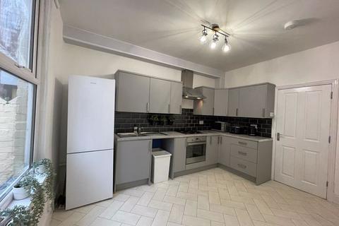 5 bedroom terraced house to rent, One Room in 5 Bed House Share Available April, Grant Avenue, L15
