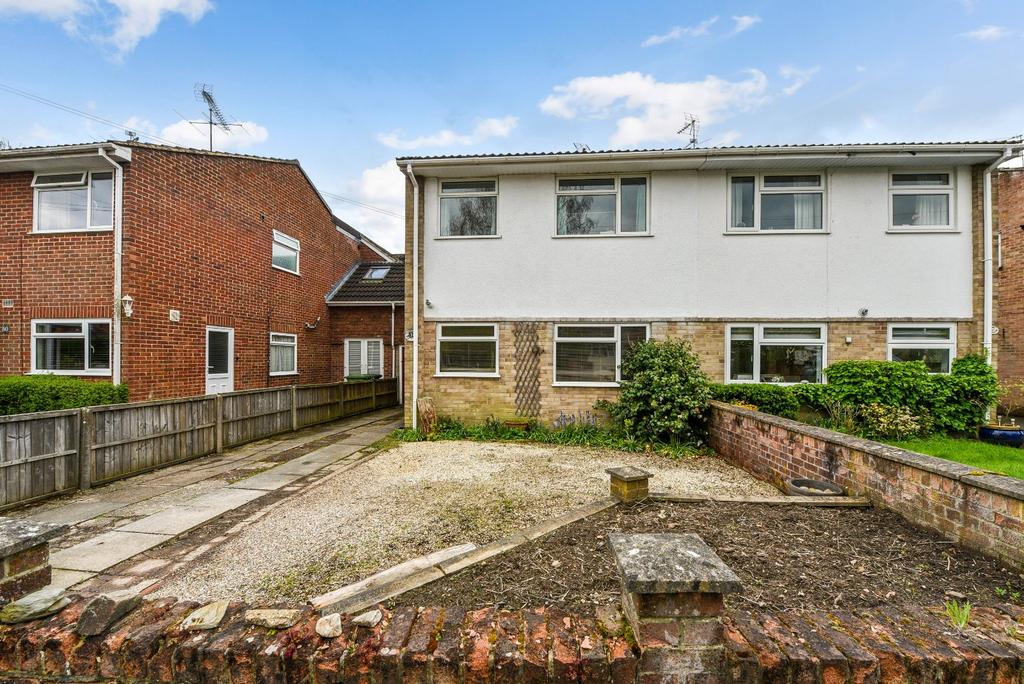 Tunbridge Crescent, Liphook, Hampshire 3 bed semidetached house for