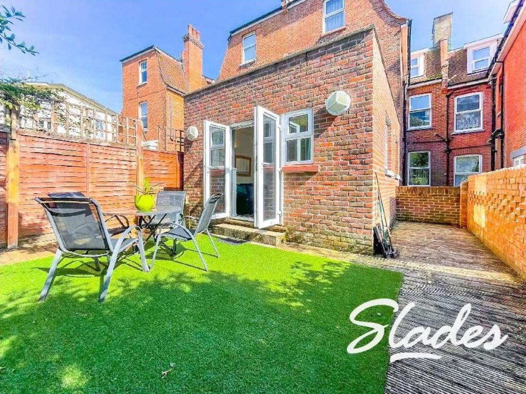 4 Undercliff Road, Spa... 1 bed flat £995 pcm (£230 pw)