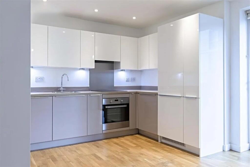 Crossways,Windsor Road,Slough,SL1 2 bed apartment £1,500 pcm (£346 pw)