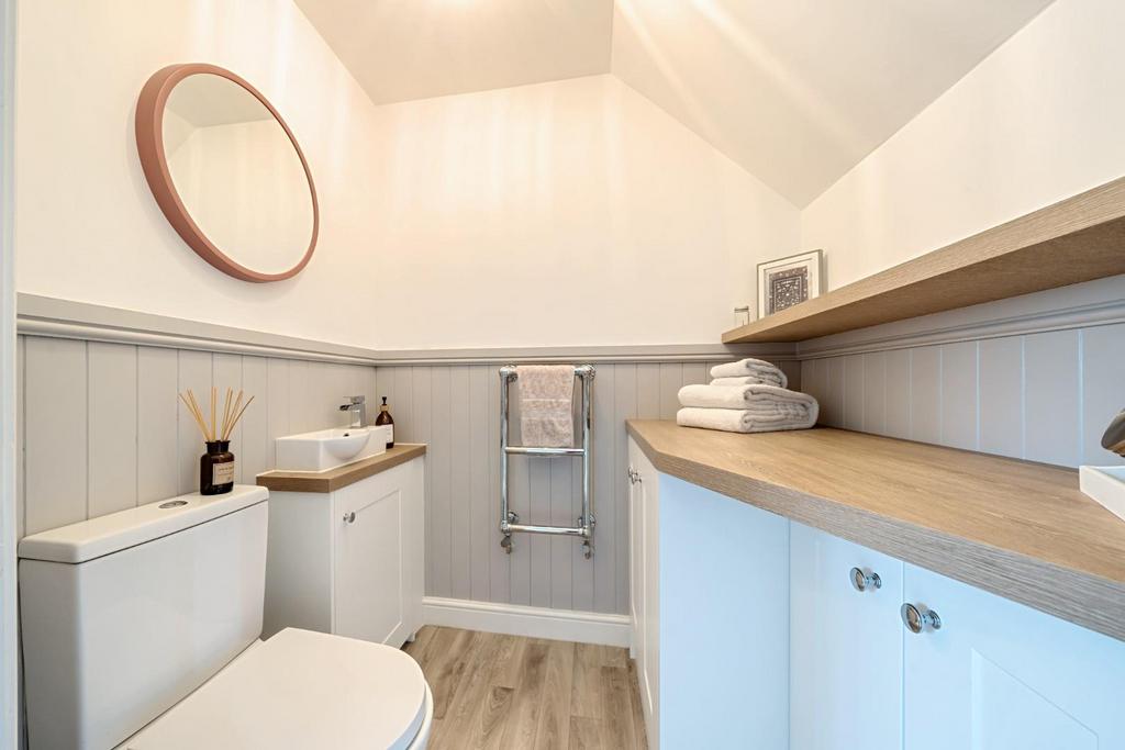 Bathroom (2).jpg