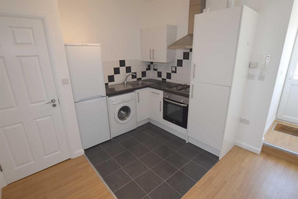 The Broadway, Mill Hill 1 bed flat £1,250 pcm (£288 pw)