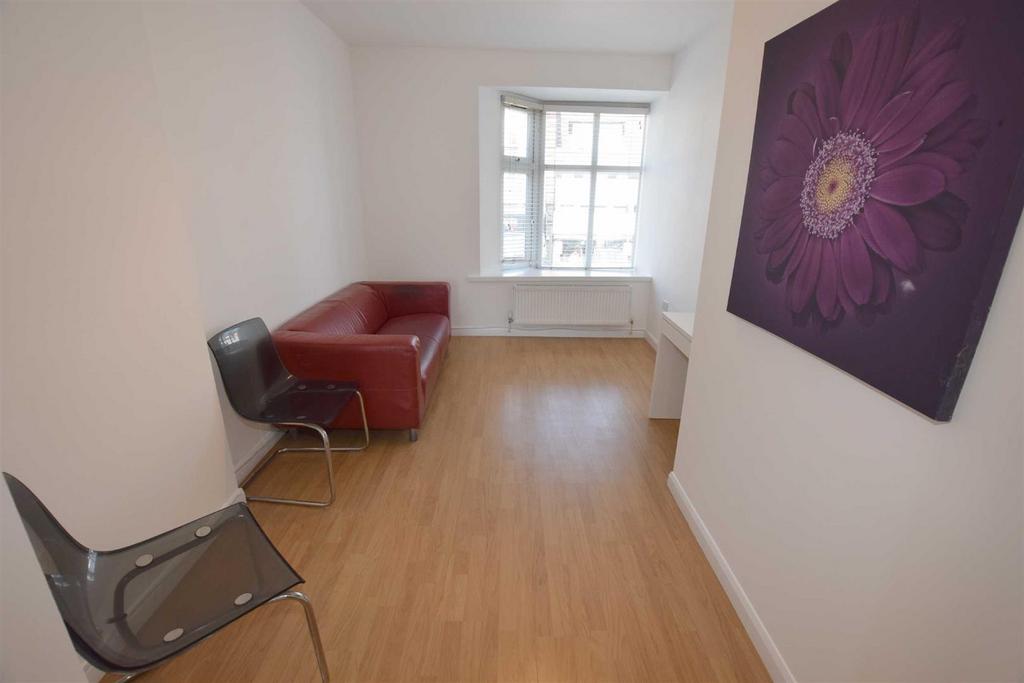 The Broadway, Mill Hill 1 bed flat £1,250 pcm (£288 pw)