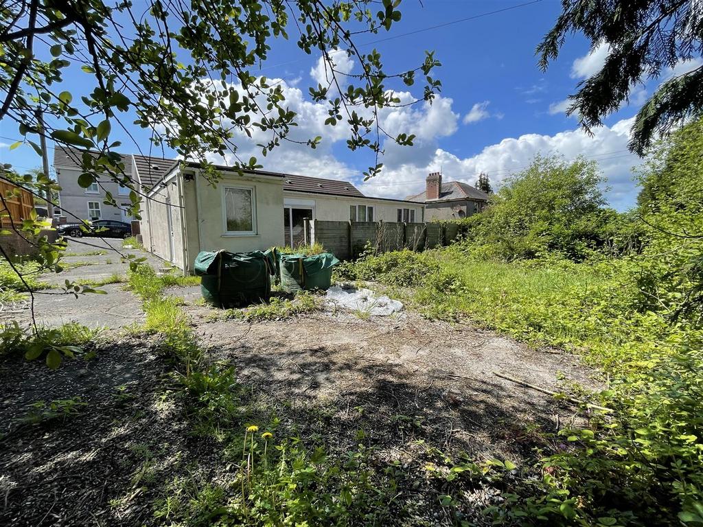 Heol Llanelli, Trimsaran, Kidwelly 3 bed detached bungalow for sale £