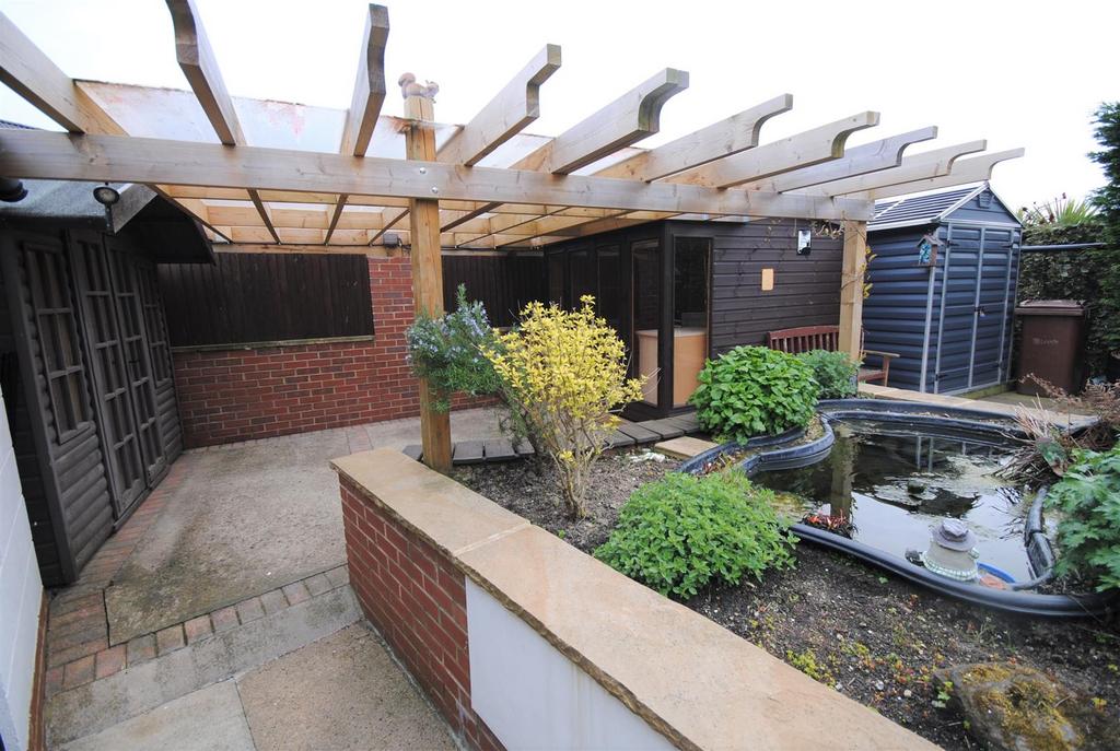40brigshawdrivegarden4.JPG