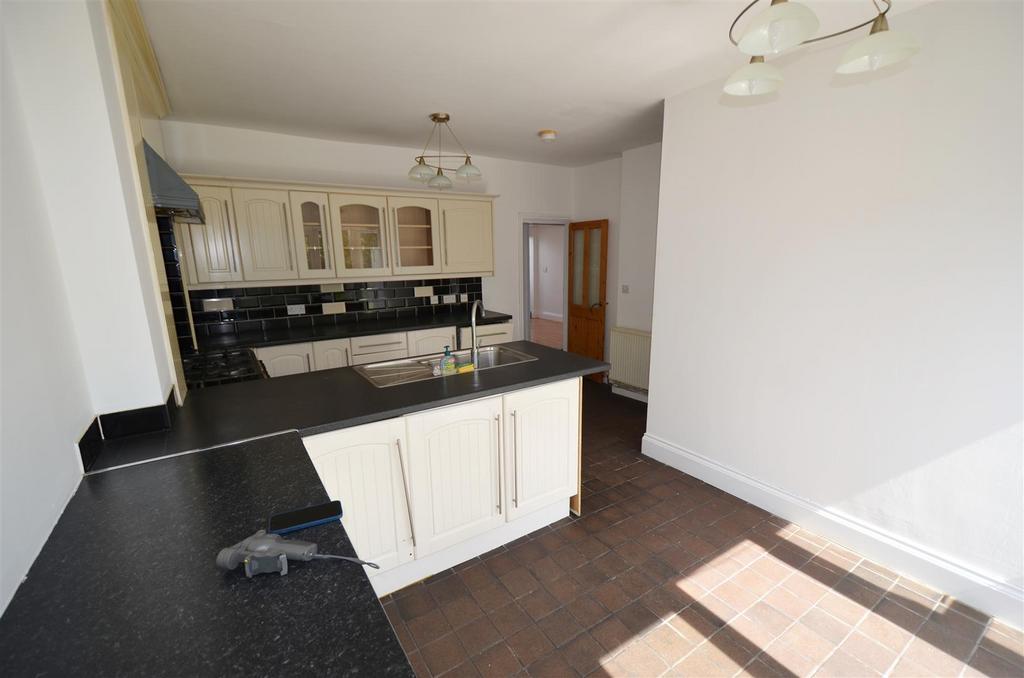 Kitchen 2.jpg
