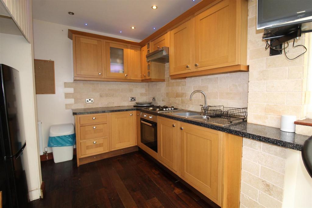 Gleanings Avenue, Norton Tower, Halifax 2 bed semidetached house £