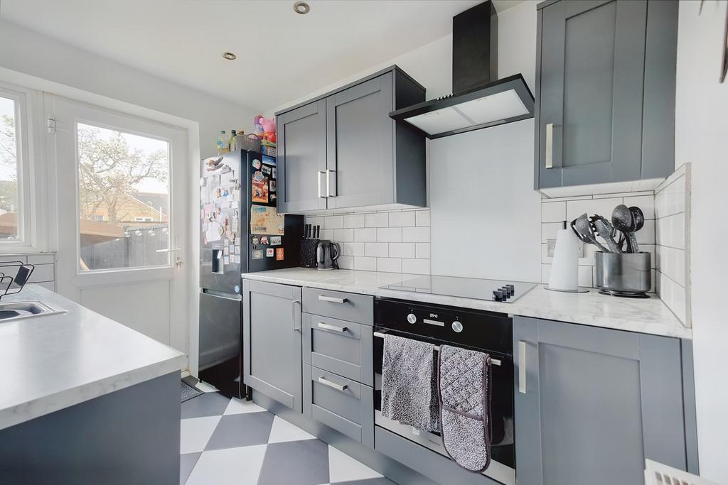 Trinity Road, Chelmsford CM2 2 bed £290,000